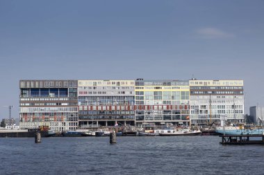 Amsterdam, Hollanda - 31 Ağustos 2019: Lj Nehri 'nin diğer tarafındaki Houthaven Mahallesi' nden binalar