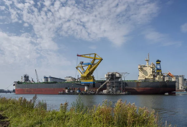 アムステルダム オランダ 8月31 2019 産業用貯蔵施設の隣にドッキングした大きな船員船 — ストック写真
