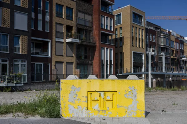 Amsterdam, Hollanda - 31 Ağustos 2019: Beton blok yolu kapatıyor ve inşaat halindeki Houthaven Mahallesi 'nin baş harfleri Hh harfleriyle çiziliyor