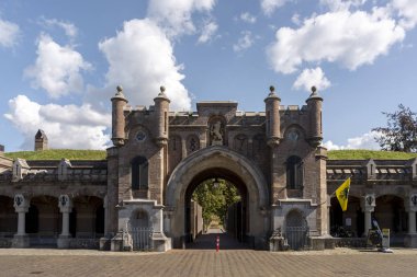 Hollanda'da Mavi gökyüzü ve bulutlar ile güneşli bir günde sur çalışmaları Ortaçağ erişim portalı günümüzde bisiklet için şehrin girişinde