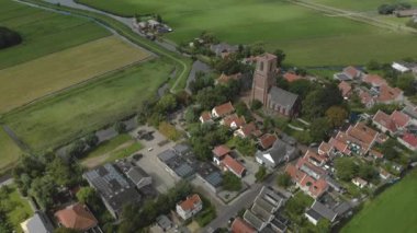 Hollanda 'nın Amsterdam kenti yakınlarındaki tarımsal çevresiyle birlikte Ransdorp köyünün merkezi etrafında dönen hava tavası bulutlu.