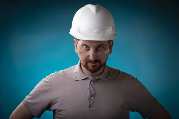 Construction Worker Beard White Safety Helmet Looking Stern Camera Protective — Stock Photo, Image