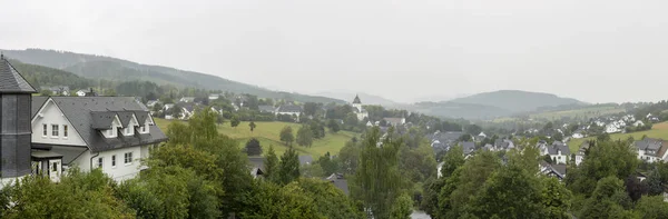 Panoramatický Výhled Hornatou Lázeňskou Vesnici Grafschaft Zimním Sportovním Regionu Sauerland — Stock fotografie