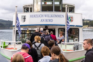 Meschede, Almanya - 8 Eylül 2019: Bulutlu bir günde Alman Hennesee Gölü 'nde insanların gemiye bindiği bir eğlence gemisi