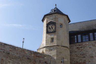 Waldeck, Almanya - 11 Eylül 2019: Kale ve takviye Waldeck Alman Sauerland bölgesindeki Edersee Gölü 'ne bakıyor