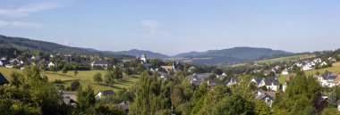 Sauerland kış sporları bölgesinde Grafschaft dağlık spa köyü üzerinde geniş panoramik güzel net görünümü, Almanya, açık bir mavi gökyüzü gününde