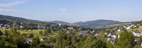 Sauerland kış sporları bölgesinde Grafschaft dağlık spa köyü üzerinde geniş panoramik güzel net görünümü, Almanya, açık bir mavi gökyüzü gününde