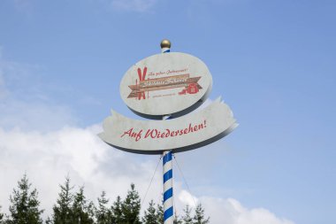 Schanze, Almanya - 9 Eylül 2019 Sauerland kayak bölgesinde mavi gökyüzüne karşı elveda sözcüğünü imzalayın.