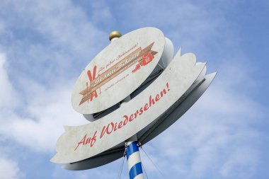 Schanze, Almanya - 9 Eylül 2019 Sauerland kayak bölgesinde mavi gökyüzüne karşı elveda sözcüğünü imzalayın.