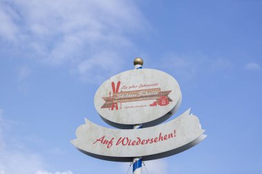 Schanze, Almanya - 9 Eylül 2019 Sauerland kayak bölgesinde mavi gökyüzüne karşı elveda sözcüğünü imzalayın.