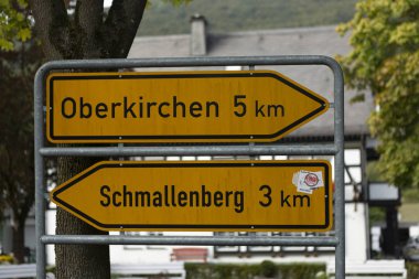 Grafschaft, Almanya - 9 Eylül 2019: Diğer köylere yön ve mesafe belirten trafik tabelası