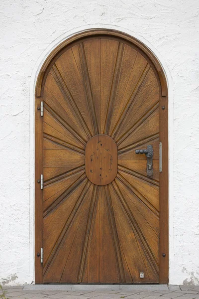 Деталь Деревянной Церковной Двери Символом Солнца Белой Гипсовой Стене — стоковое фото