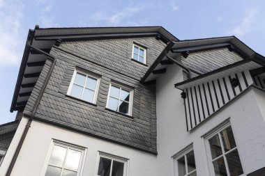 Almanya 'nın Sauerland bölgesindeki Grafschaft kasabasındaki tipik yarı keresteli Vakwerk evlerinin mimari ayrıntıları