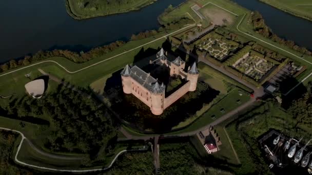 阿姆斯特丹附近的Muiderslot城堡周围的空中平底锅及其位于Ijsselmeer的郁郁葱葱的花园 周围都是水坑和云彩 给防御工事蒙上了一层黑暗的阴影 — 图库视频影像
