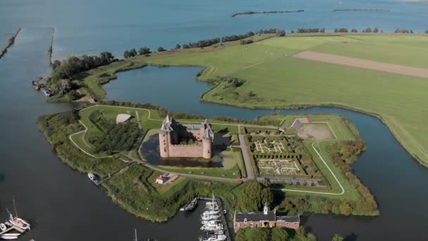 Amsterdam Yakınlarındaki Muiden Daki Muiderslot Şatosunun Ijsselmeer Deki Yemyeşil Bahçelerinin — Stok video