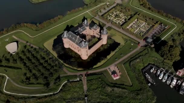 Cierre Aéreo Castillo Muiderslot Muiden Cerca Amsterdam Sus Exuberantes Jardines — Vídeos de Stock