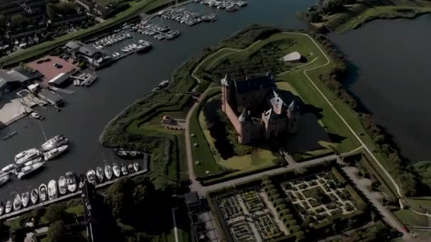 Espalda Aérea Que Revela Los Exuberantes Jardines Del Castillo Muiderslot — Vídeos de Stock