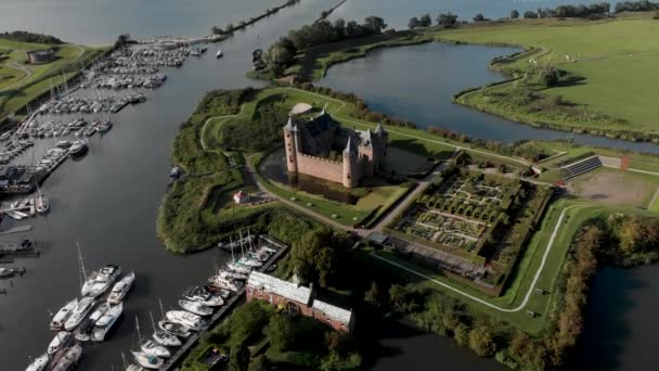 アムステルダム近郊のムイデンのムイドスロット城と背景のIjsselmeerの緑豊かな庭園を示す空中傾斜 — ストック動画