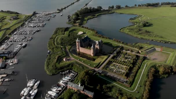 Retroceso Aéreo Mostrando Castillo Muiderslot Muiden Cerca Amsterdam Sus Exuberantes — Vídeos de Stock