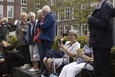 Lahey, Hollanda - 17 Eylül 2019: Hollanda kral ve kraliçesinin Den Haag 'daki Prinsjesdag' daki geçit törenini ve geçişini izlemek için bir bayırı işgal eden yaşlı vatandaşlar