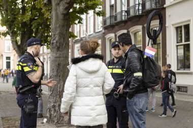 Lahey, Hollanda - 17 Eylül 2019: Protestocular, Hollanda kralı ve kraliçesiyle birlikte Den Haag'daki Prinsjesdag'da altın koçu bekleyen kalabalığı bırakmak için polis tarafından çağrılıyor