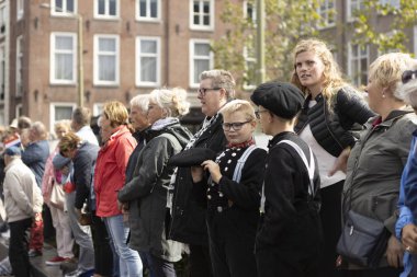 Lahey, Hollanda - 17 Eylül 2019: Hollanda kralı Willem-Alexander ve Kraliçe Maxima 'yı bekleyen kalabalık Prinsjesdag' da altın bir arabayla geçiyorlar.