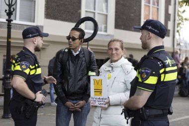 Lahey, Hollanda - 17 Eylül 2019: Protestocular, Hollanda kralı ve kraliçesiyle birlikte Den Haag'daki Prinsjesdag'da altın koçu bekleyen kalabalığı bırakmak için polis tarafından çağrılıyor