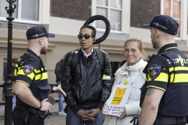 Lahey, Hollanda - 17 Eylül 2019: Protestocular, Hollanda kralı ve kraliçesiyle birlikte Den Haag'daki Prinsjesdag'da altın koçu bekleyen kalabalığı bırakmak için polis tarafından çağrılıyor
