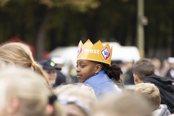 Гаага Нидерланды Сентября 2019 Года Молодая Девушка Оранжевой Короне Принсьесдаге — стоковое фото