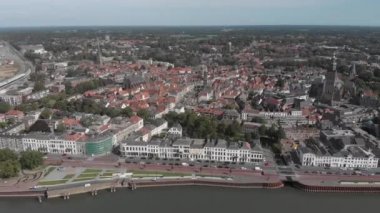 Hanseatik Hollanda şehri Zutphen 'den geri çekilen hava kuvvetleri, ortaçağ şehrinin Ijssel nehri ile beyaz evleri olan mavi gökyüzüne karşı geniş şehir manzarasını gözler önüne seriyor.
