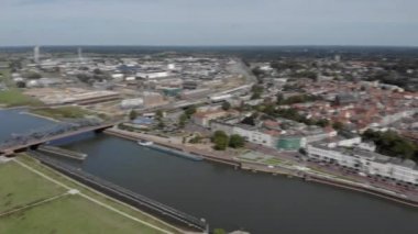 Havadan çekilen görüntüler Hanseatic Hollanda 'nın Zutphen kentini uzaktan gösteriyor. Ijssel nehrinin yukarısından görülen ortaçağ kasabasının manzarası mavi gökyüzüne karşı beyaz evler.