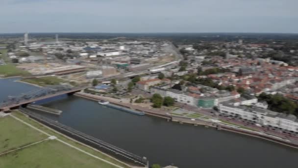 Flygfoto Pan Avslöjar Den Hanseatiska Nederländska Staden Zutphen Avstånd Stadsbilden — Stockvideo