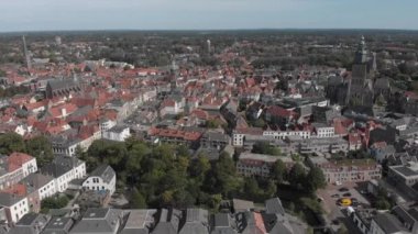 Hanseatic Hollanda şehri Zutphen 'in ters hava görüntüsü. Ijssel nehrinin yukarısından görülen ortaçağ kasabasının manzarası mavi gökyüzüne karşı beyaz evler.