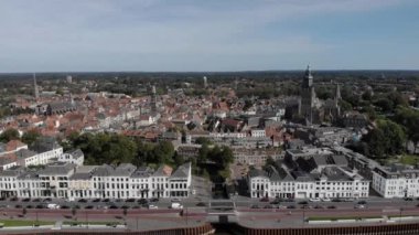 Hanseatik Hollanda şehri Zutphen 'in havadan yaklaşımı. Ijssel nehrinin yukarısından görülen ortaçağ kasabasının manzarası mavi gökyüzüne karşı beyaz evler.