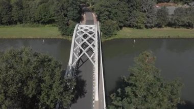 Zutphen, Hollanda'da Twentekanaal üzerinde bir çelik köprü inşaat asfalt yol havadan görünümü