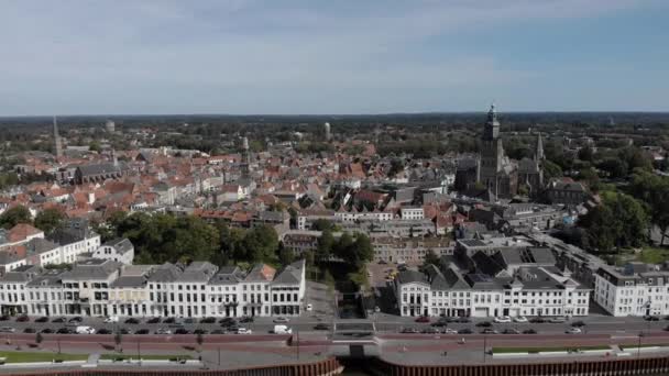 ゾッフェンのハンセア朝オランダの都市の空中アプローチ 川の上から見た中世の町の風景白い家のある青い空に対するIjssel — ストック動画