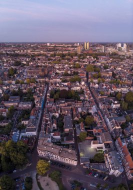 Utrecht 'in ortaçağ Hollanda şehir merkezinin şehir manzarası sabahın erken saatlerinde mavi saat gündoğumunda
