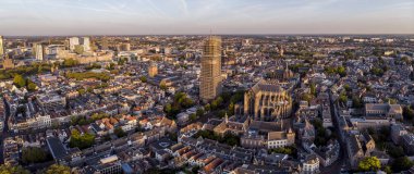 Utrecht 'in ortaçağ Hollanda şehir merkezinin havadan görünüşü. Katedrali sabah erken saatlerde şehrin üzerinde yükseliyor.