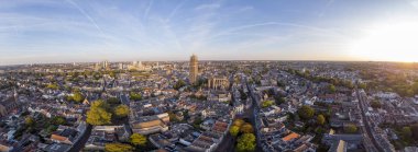 Utrecht 'in ortaçağ Hollanda şehir merkezinin geniş panoramik hava manzarası. Katedral sabahın erken saatlerinde şehrin üzerinde yükseliyor. Hollanda 'da şehir manzarası