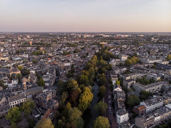 Utrecht 'in ortaçağ Hollanda şehir merkezinin havadan görünüşü. Katedral sabahın erken saatlerinde şehrin üzerinde yükseliyor.