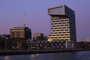 Rotterdam, Hollanda - 20 Eylül 2019: Altın Saat Gün batımında denizcilik, lojistik, taşımacılık, limanlar ve proses endüstrisinde uzmanlaşmış Hollanda Denizcilik Üniversitesi'nin inşası