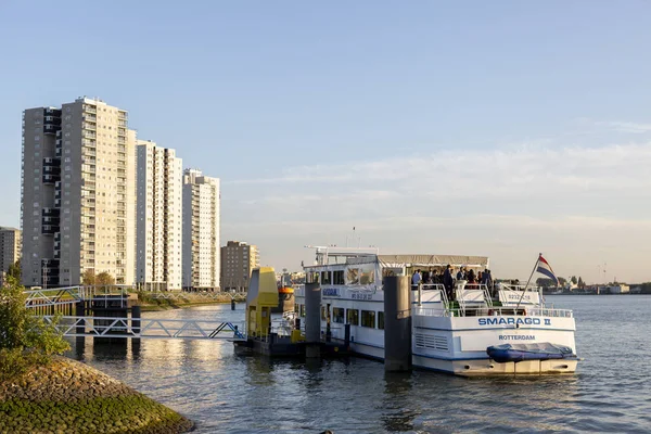 Rotterdam Nederländerna September 2019 Festbåt Vid Floden Maas Rotterdams Centrum — Stockfoto