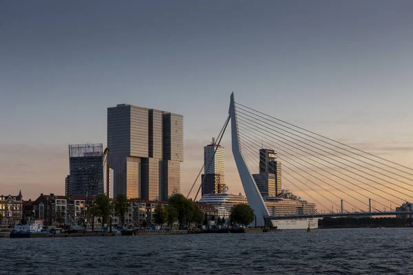 Erasmusbrug Hoogbouw Van Het Financiële District Nederlandse Stad Achtergrond Tegen — Stockfoto