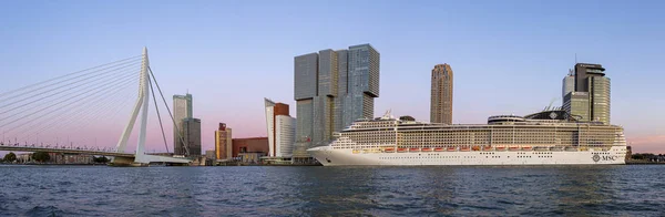 Panorama Mit Kreuzfahrtschiff Vor Der Holländischen Hafenstadt Skyline Von Rotterdam — Stockfoto