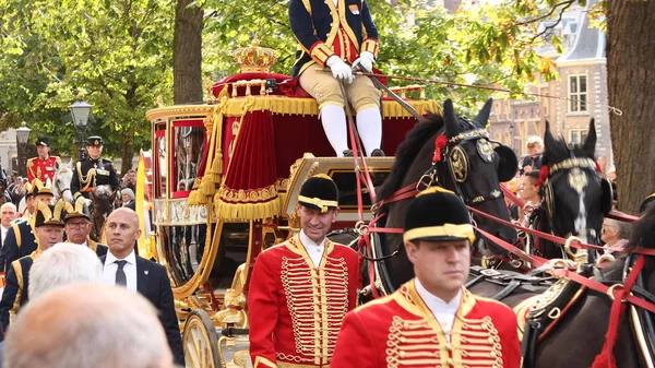 Lahey, Hollanda - 17 Eylül 2019: Hollanda kraliyet ailesinin kraliyet at ının ve arabasının yanından geçen alayı, arkadaki parlamento binasının cam altın koçu olarak adlandırıldı