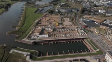 Hollanda 'nın Zutphen kentindeki yeni Noorderhaven semtindeki bir inşaat sahasının hava manzarası, ağır ekipmanlar ve ilk kattaki konut binalarıyla dolu.