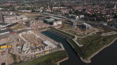 Zutphen kentinde yeni mahalle Noorderhaven bir şantiye de havadan görünümü, Hollanda, ağır ekipman ve ön planda konut binaları ve liman birinci düzeyde