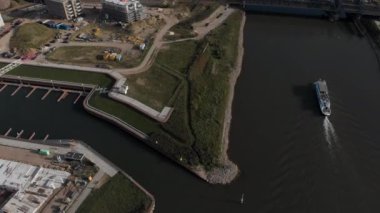 Yeni mahalle Noorderhaven 'da bir inşaat alanının yanından geçen bir geminin havadan görünüşü, arka planda Hollanda' daki Zutphen kenti, limanı ve konut binalarının birinci seviyesi yer alıyor.