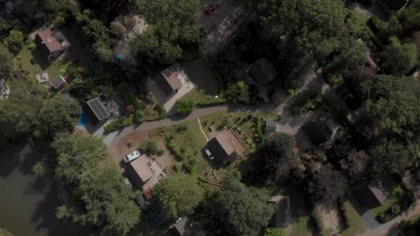 Сверху Вниз Воздушный Подход Летнего Дома Рекреационный Парк Небольшим Прудом — стоковое видео