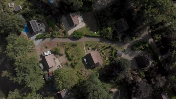 Girando Descendencia Aérea Arriba Hacia Abajo Mostrando Una Casa Verano — Vídeo de stock